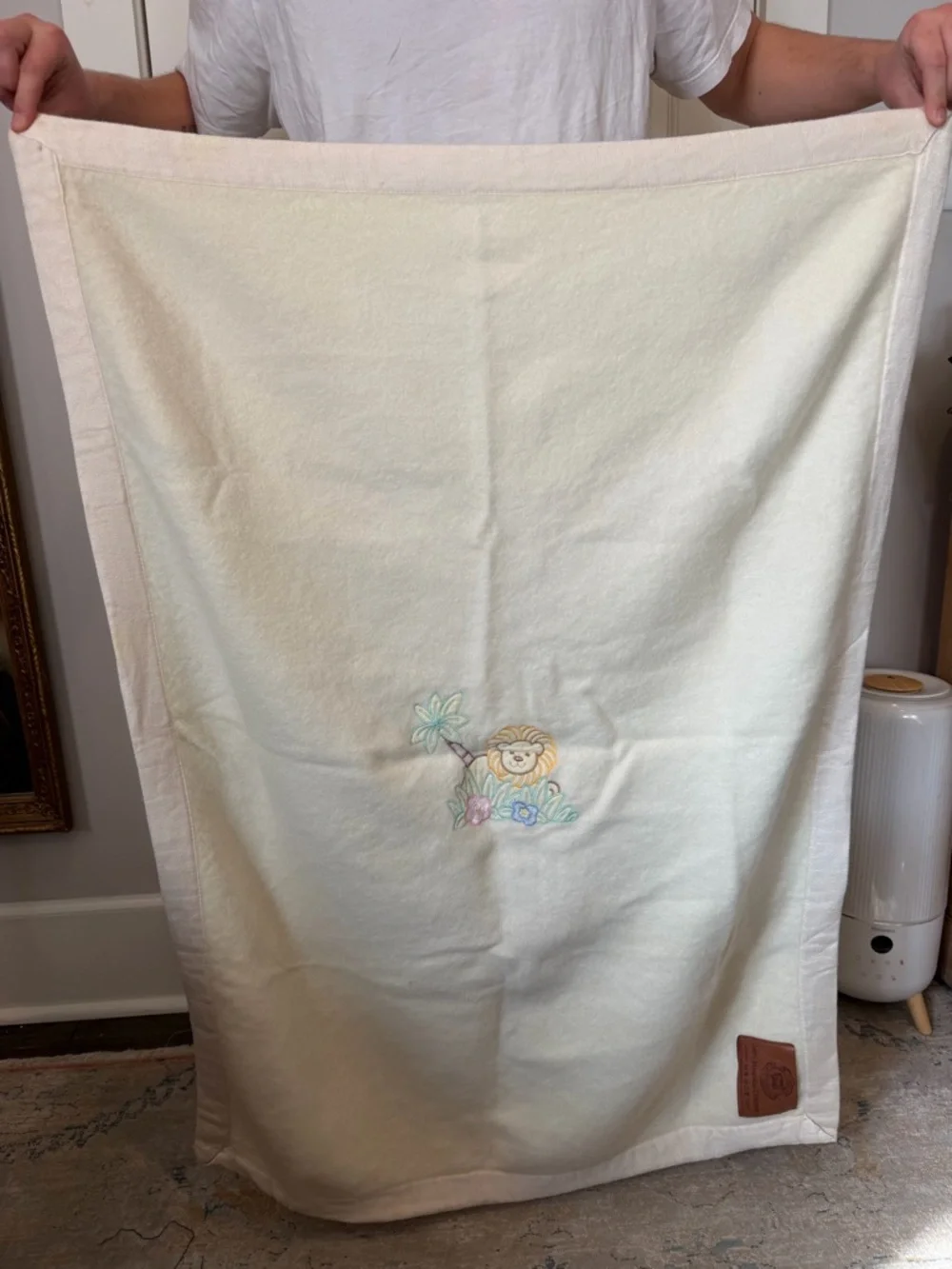 Compagnia Lane 100% Mongolian Cashmere Cream Blanket with Lion Embroidery - Picture 5 of 7